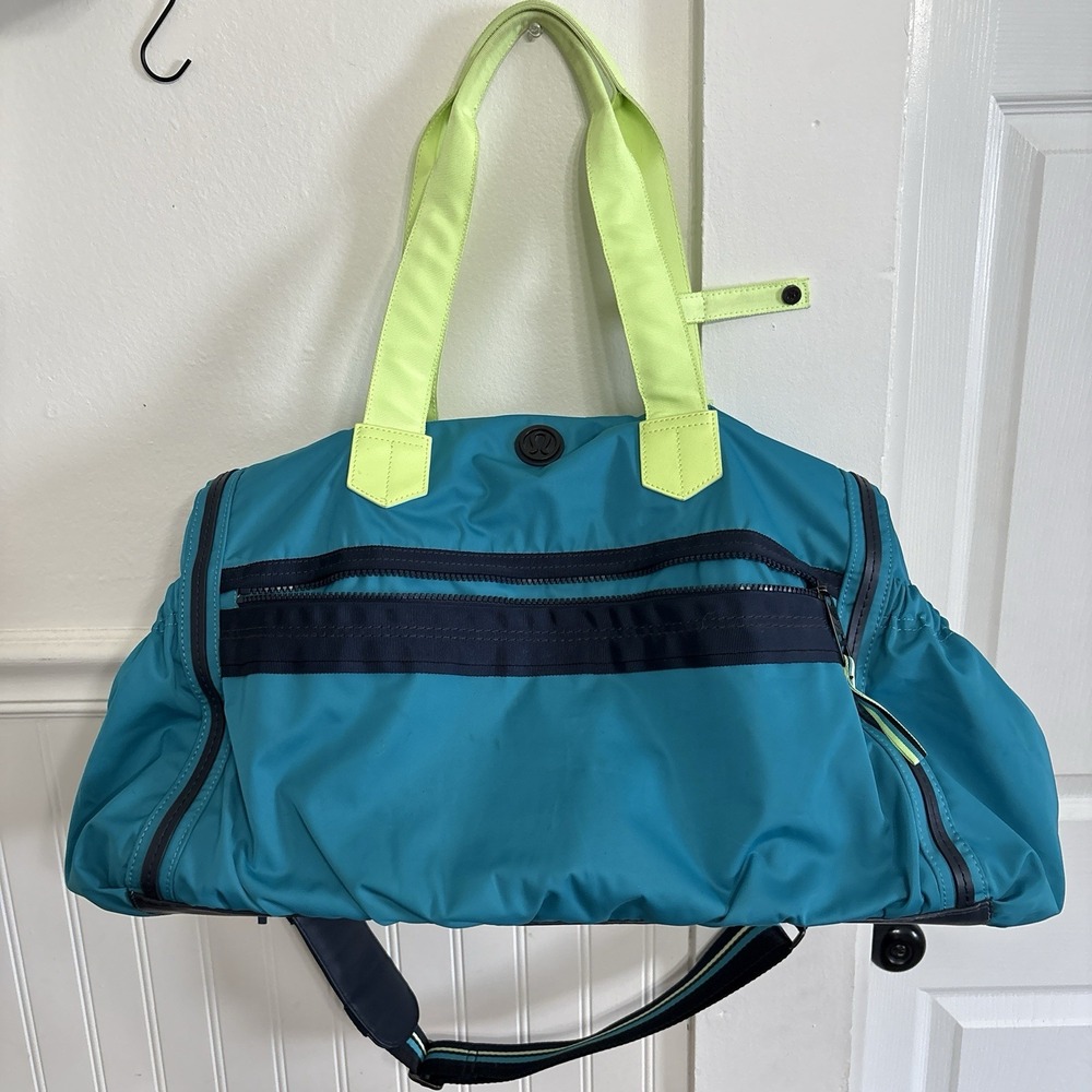 Lululemon Weekend Warrior Duffel Bag Surge Clear Mint Inkwell Blue Green Pockets
